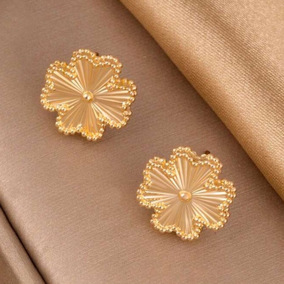 Exquisitely Elegant Stainless Steel Heart & Four-Leaf Clover Design Stud Earring - Picture 1 of 5